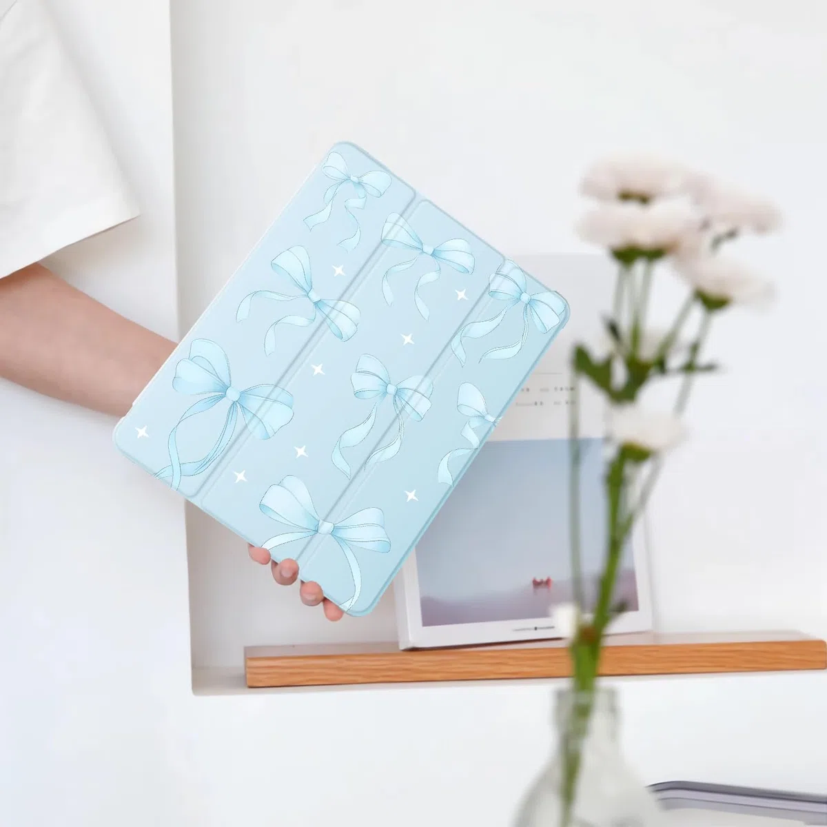 Urocza niebieska wstążka kokarda do iPada Air 33.0 cm etui M3 2025/M2 2024 z uchwytem na ołówki, automatyczne uśpienia/budzenie, niebieska skóra miękka tylna obudowa TPU